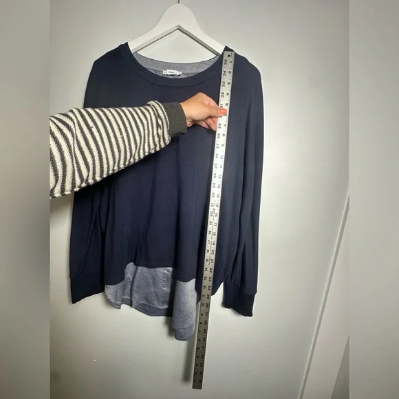 Vince Mixed media navy shirttail blouse  size Medium - Picture 13 of 16